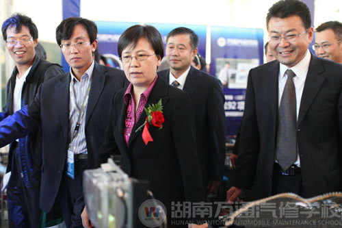 教育部副部長(zhǎng)魯昕（女）視察萬通展廳