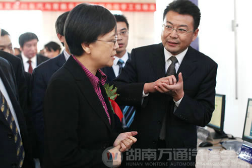 萬通負(fù)責(zé)人向教魯昕育部副部長(zhǎng)（女）匯報(bào)工作