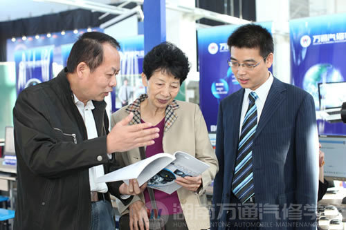 萬通北京研究院負(fù)責(zé)人與中國(guó)職業(yè)技術(shù)教育學(xué)會(huì)副秘書長(zhǎng)謝幼朗介紹教材自主研發(fā)情況