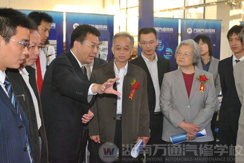 萬通負(fù)責(zé)人為專家介紹萬通教學(xué)設(shè)備