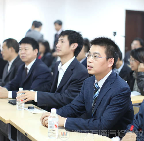 萬通教學(xué)人員（右一）參加辦學(xué)座談會