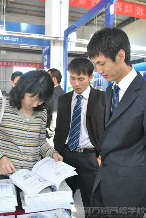 萬通老師耐心解答參觀者疑問