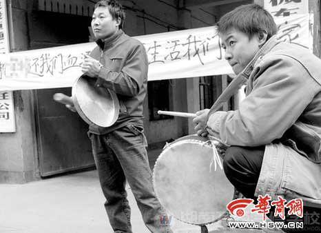四川籍農(nóng)民工敲鑼打鼓來到開發(fā)商門口討要工資