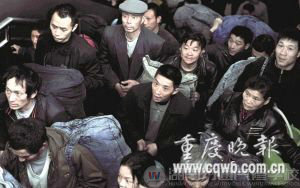 民工失業(yè)后騎三輪摩托跋涉3000公里返鄉(xiāng)