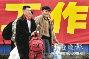 民工失業(yè)后騎三輪摩托跋涉3000公里返鄉(xiāng)