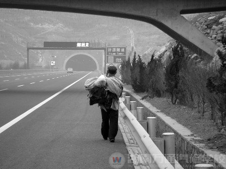 老漢打工公司倒閉 徒步從濟(jì)南走回青島