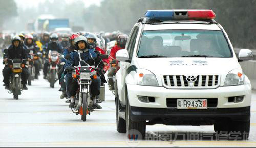 珠三角10萬農(nóng)民工騎摩托返鄉(xiāng)