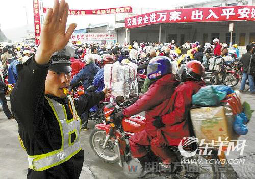 交警部門在321國道上設(shè)置多個長途摩托車休息點