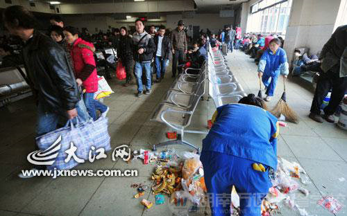 保潔員整天要打掃大量乘客亂扔的垃圾