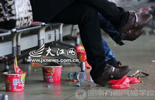 乘客圖方便把垃圾扔在腳邊