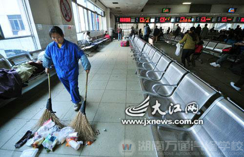 保潔員整天要打掃大量垃圾