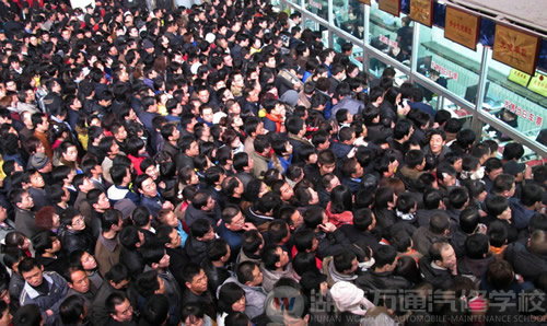 蘭州大雪致全線客車停運(yùn) 上萬人滯留