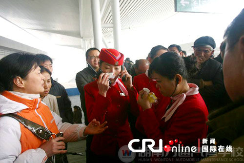 鄭西高鐵部分列車晚點(diǎn)停運(yùn) 女車長(zhǎng)抹淚致歉