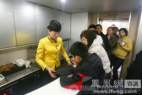 乘客餐車排隊(duì)等盒飯