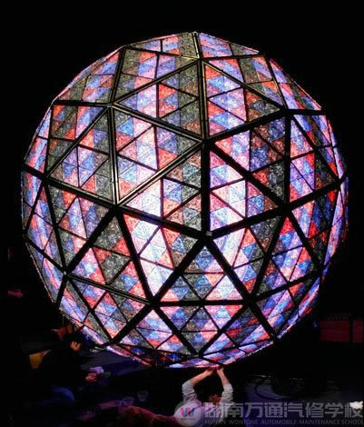 工作人員在搬運(yùn)水晶球