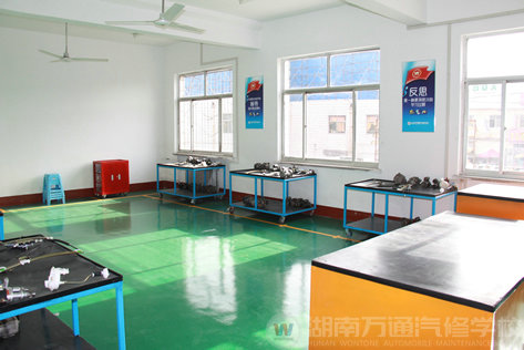 萬通汽修教育理實一體化教室