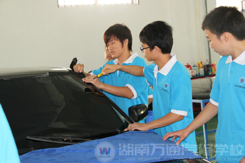 湖南萬通汽車學校學汽修