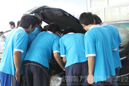 湖南萬通汽車學校學汽修