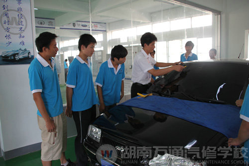 湖南萬通汽車學(xué)校老師給學(xué)生做示范
