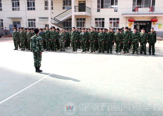 湖南萬(wàn)通汽車學(xué)校軍訓(xùn)