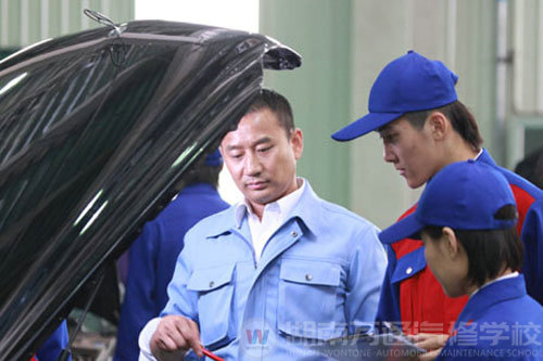 湖南萬通汽車學(xué)校創(chuàng)建“雙師型”教師隊伍