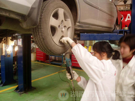 女汽修技師逐步吃香 手捧高薪飯碗