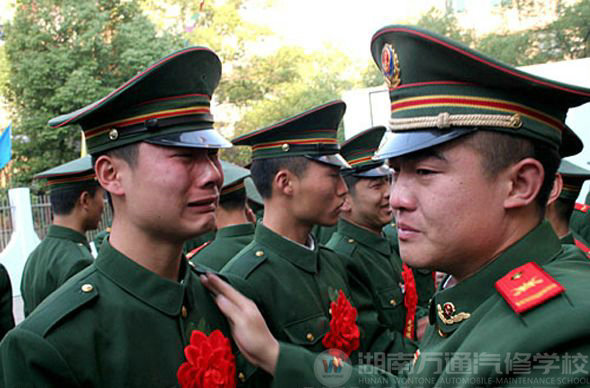 退伍軍人與戰(zhàn)友話別