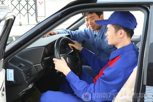 到萬(wàn)通學(xué)汽修更能免費(fèi)學(xué)駕駛