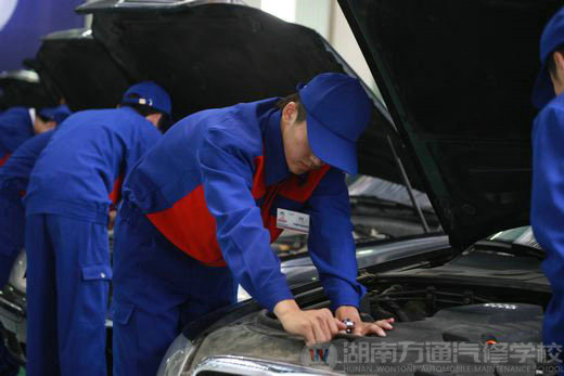 萬通汽修學(xué)校學(xué)汽修