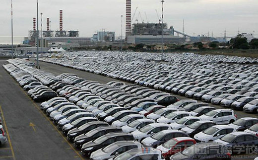 等待出口的汽車