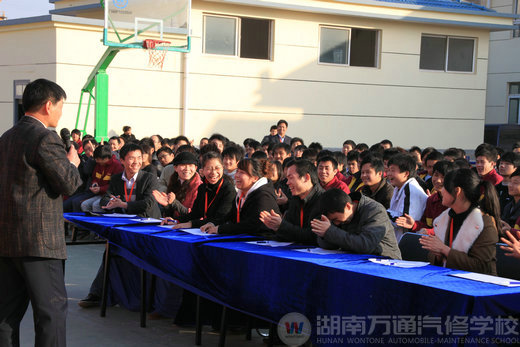 萬(wàn)通汽修學(xué)校，激動(dòng)的評(píng)委們