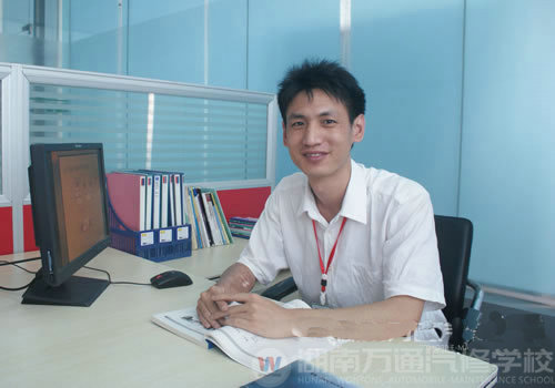 湖南萬(wàn)通汽車學(xué)校，名師風(fēng)采高立鵬