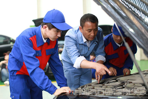 湖南萬(wàn)通學(xué)校，老師