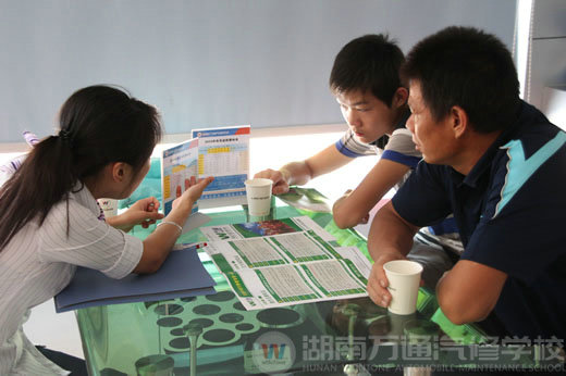 夏日炎熱，湖南萬(wàn)通汽車學(xué)校，招生火爆進(jìn)行中
