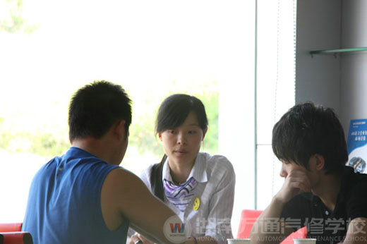 夏日炎熱，湖南萬(wàn)通汽車學(xué)校，招生火爆進(jìn)行中