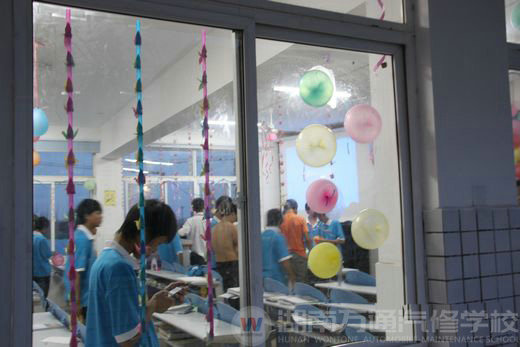 教師節(jié)，同學(xué)們認(rèn)真的布置會(huì)場(chǎng)