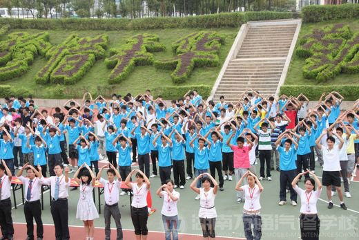 感謝萬(wàn)通 感恩老師大型簽名活動(dòng)