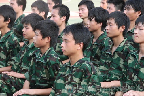 湖南萬(wàn)通汽車學(xué)校2010年新生軍訓(xùn)