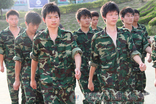 湖南萬(wàn)通汽車學(xué)校2010年新生軍訓(xùn)