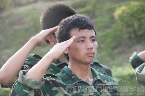 湖南萬(wàn)通汽車學(xué)校2010年新生軍訓(xùn)