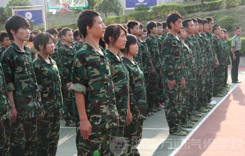 湖南萬(wàn)通汽車學(xué)校2010年新生軍訓(xùn)