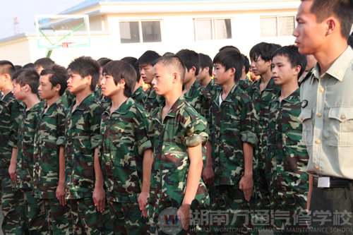 湖南萬(wàn)通汽車學(xué)校2010年新生軍訓(xùn)