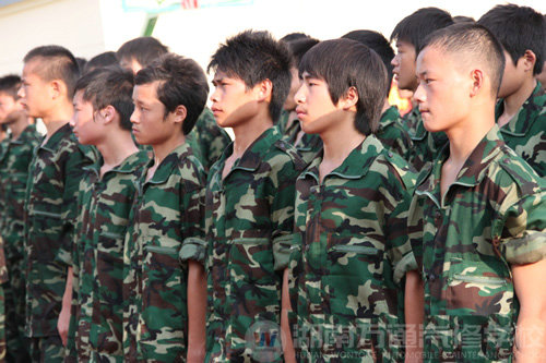 新生軍訓(xùn)系列報(bào)道：邁開人生堅(jiān)實(shí)步伐