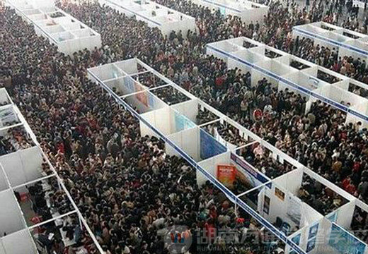 火爆的人才市場(chǎng)