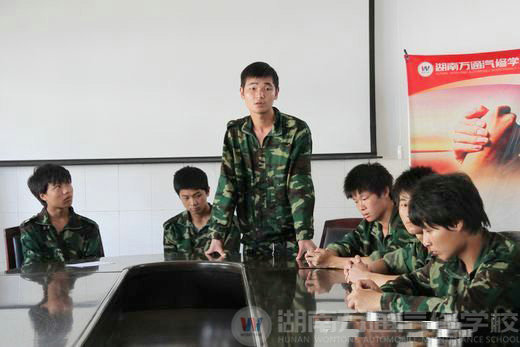 學生踴躍發(fā)言