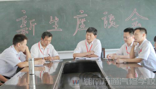 老師為學生解答疑問