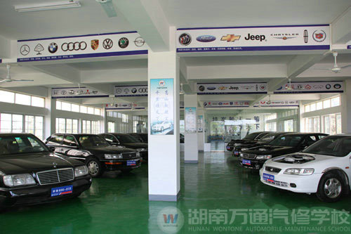 湖南萬通汽車學校，整車實訓車間