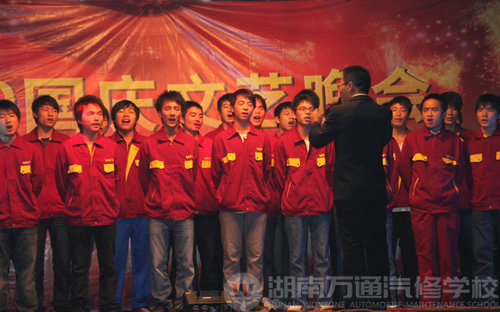 男生大合唱《歌唱祖國》