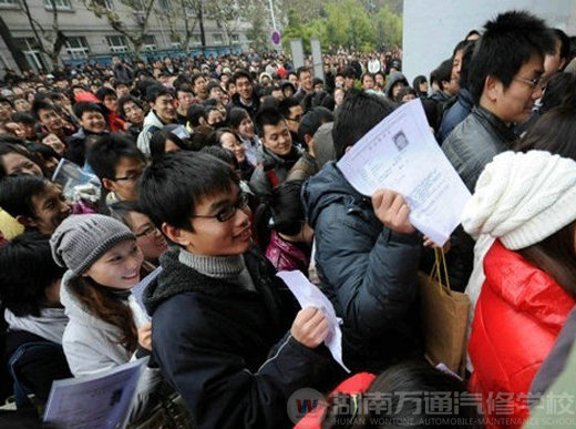 工作難找，大學生只能做“炮灰”被考族