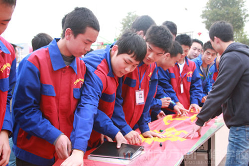 “給力文明先鋒 創(chuàng)和諧校園 ”主題簽名活動